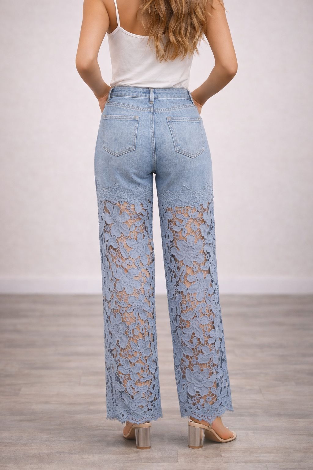 Jeans Donna Vita Alta con Pizzo Floreale Trasparente – Modello Wide Leg Elegante