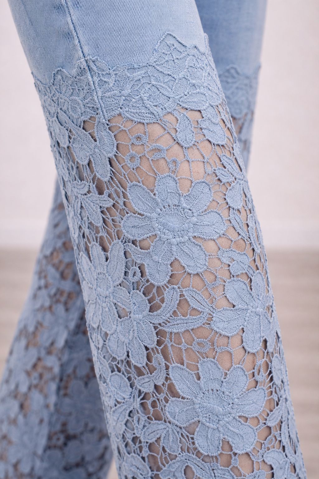 Jeans Donna Vita Alta con Pizzo Floreale Trasparente – Modello Wide Leg Elegante